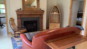 Smart-tv, een open haard, boeken en een stereo