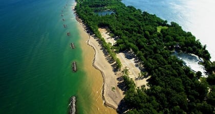 ❣ A Sunny & Stylish 4BR near Presque Isle w/ WiFi