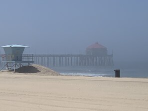 Beach nearby, sun-loungers, beach towels