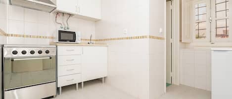 Coffee/tea maker, microwave, oven, stovetop