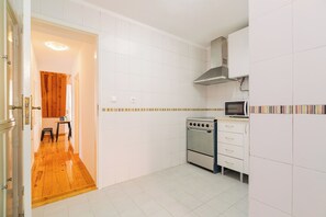 Mikrobølgeovn, ovn, kaffetrakter/tekoker og brødrister