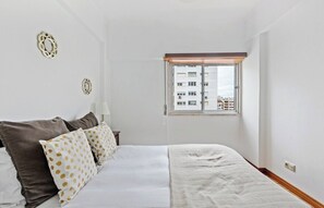 2 bedrooms, iron/ironing board, Internet, bed sheets - Bright & Spacious Three-Bed Apartment in Lisbon (Lisboa)