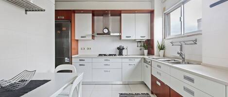 Kylskåp, mikrovågsugn, ugn och diskmaskin