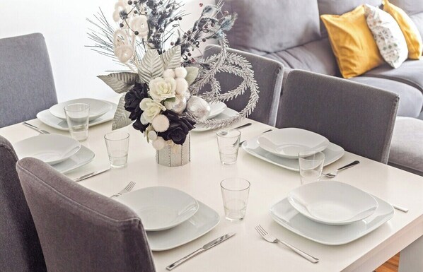 Dining - Bright & Spacious Three-Bed Apartment in Lisbon (Lisboa)