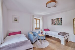 2 bedrooms, iron/ironing board, internet, bed sheets