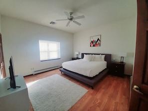 4 bedrooms, iron/ironing board, WiFi, bed sheets