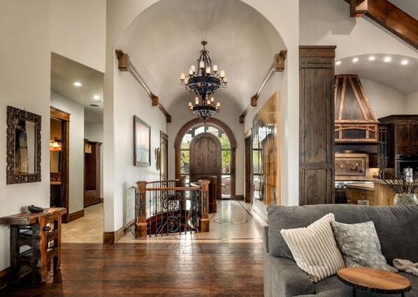 TV connectée, cheminée, lecteur de DVD, livres