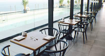 Sea view / Modern / Equipped