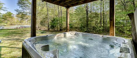 Outdoor spa tub