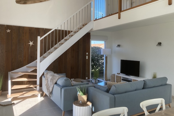 Smart TV, futbolito, mesa de ping pong, libros