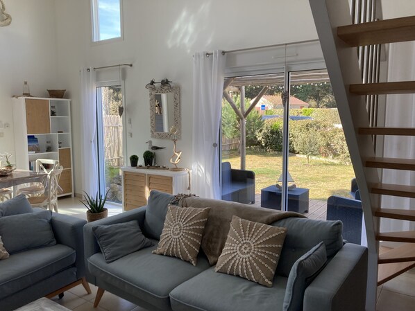 Smart-TV, Tischfußball, Tischtennisplatte, Bücher