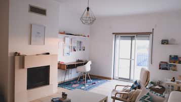 Een smart-tv, een open haard en boeken