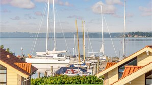 Eine Marina mit mehreren angestaubten Segelbooten, umgeben von Wohngebäuden mit schrägen Dächern.