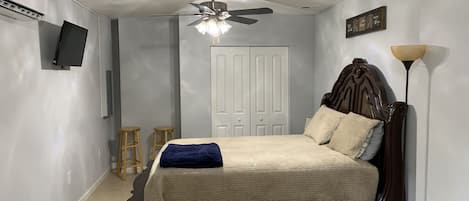 1 habitación, tabla de planchar con plancha, wifi gratis y ropa de cama