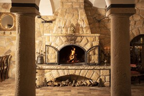 Serviço de café da manhã, local e internacional, vistas para o jardim