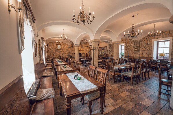 Café da manhã completo grátis todos os dias