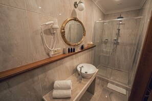 Economy Room | Bathroom | Shower, hydromassage showerhead, designer toiletries, hair dryer - Svatojánský Dvůr (Prague)