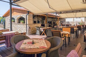 Aperto a colazione, pranzo e cena, con vista sul giardino 