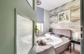 3 bedrooms, travel cot, free WiFi, bed sheets