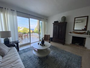 Smart TV, music library, video library, stereo