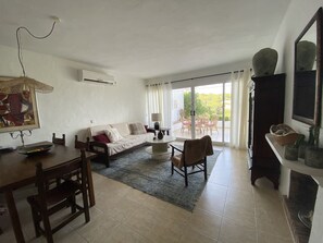 Smart-tv, ett musikbibliotek, ett filmbibliotek och en stereo