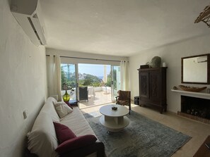 Téléviseur connecté, sélection de musique, sélection de films