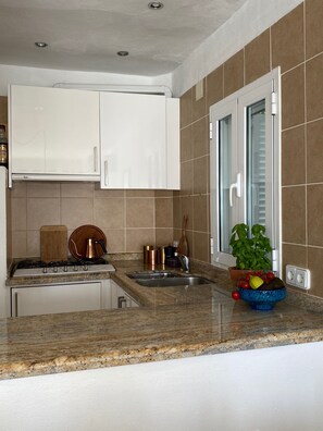 Kylskåp, ugn, spishäll och kaffe- och tebryggare