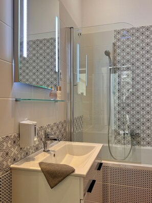 Standart Apartment 6 | Badeværelse | Gratis toiletartikler, hårtørrer, håndklæder