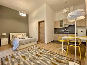 Studio Apartment 0/2 | Individuell inredning, unika möbler och mörkläggningsgardiner