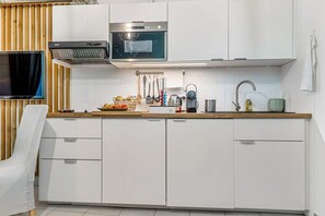 Réfrigérateur, micro-ondes, plaque de cuisson, cafetière/bouilloire