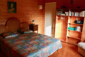 2 bedrooms, iron/ironing board