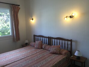 3 bedrooms, iron/ironing board, travel cot, free WiFi