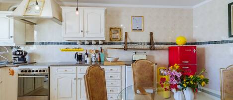 Frigorífico, horno, placa de cocina y lavavajillas