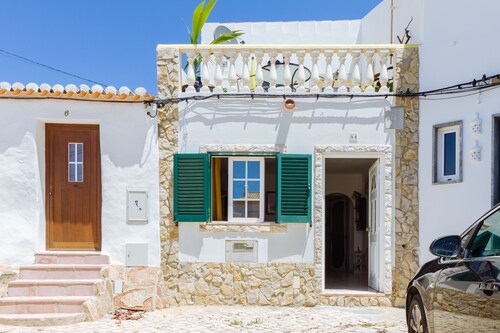 Casa colorida, a unique, colorful home for 4 people in Vila do Bispo