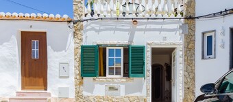 Casa colorida, a unique, colorful home for 4 people in Vila do Bispo