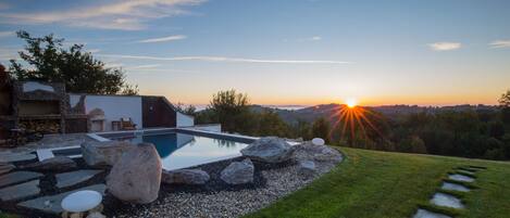 Een buitenzwembad, een verwarmd zwembad