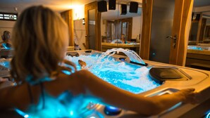 Una persona relajándose en un jacuzzi con chorros de agua.