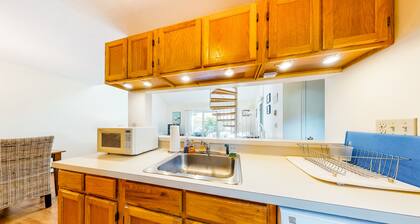 Lovely home w/free WiFi/spacious patio/spiral staircase - near shops/restaurants