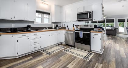 Lakefront, two bedroom, full bath. Relax, swim, kayak & fish on Lake Lookout.