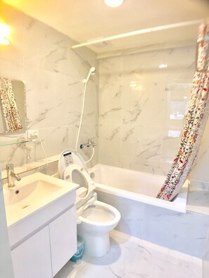Secadora de cabello, jabón, papel de baño