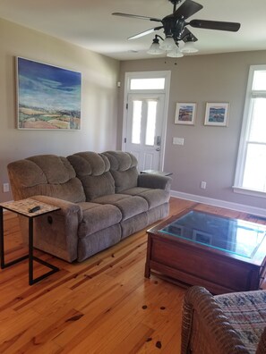 TV - Charming House near Gardner Webb (Cliffside)