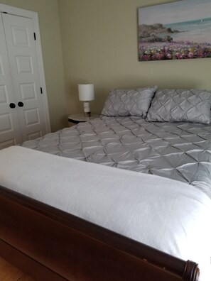 3 bedrooms, iron/ironing board, WiFi, bed sheets - Charming House near Gardner Webb (Cliffside)