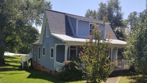 A two-story house with a porch and a small garden. - Charming House near Gardner Webb (Cliffside)