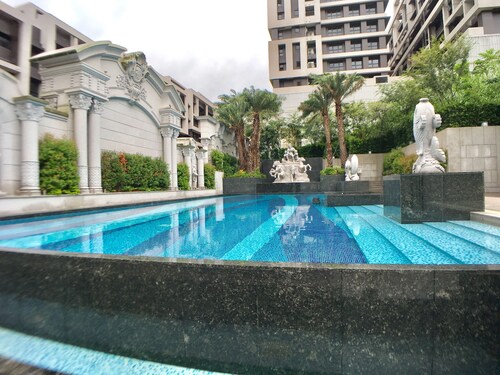 High-rise duplex condo 4BR 2Baths, free Pool, Gym, conference room, and more