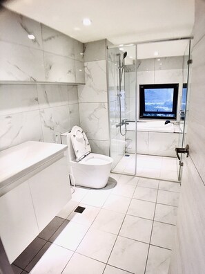 مجففات شعر، صابون، ورق حمّام