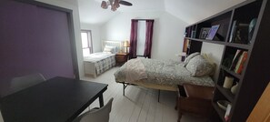 3 bedrooms, desk, WiFi, bed sheets