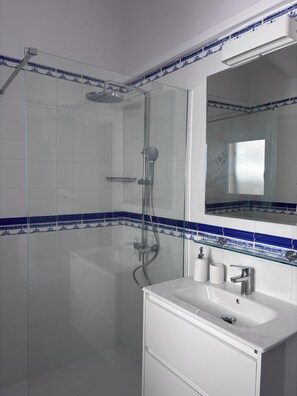 Combined shower/bathtub, hair dryer, towels, soap - Villa Hibiscus - sea view, private pool, close to beach & restaurants, AC & wifi (Binibequer)