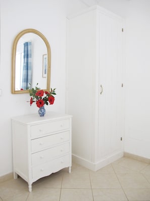 Interior - Villa Hibiscus - sea view, private pool, close to beach & restaurants, AC & wifi (Binibequer)