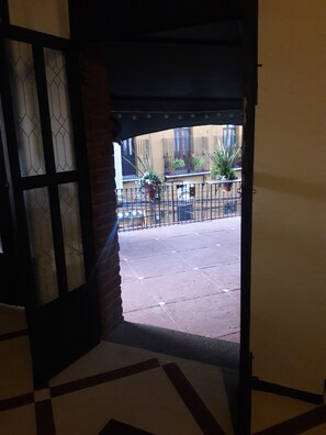 المنشأة من الداخل