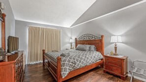 3 bedrooms, desk, iron/ironing board, free WiFi